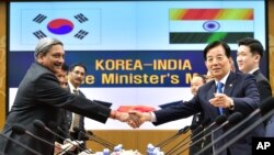 한국을 방문한 마노하르 파리카르 인도 국방장관(왼쪽)이 17일 한민구 한국 국방장관과 회담했다.
