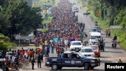 21일 중남미에서 출발한 캐러밴 행렬이 멕시코 타파출라에서 미국을 향해 행진하고 있다. 