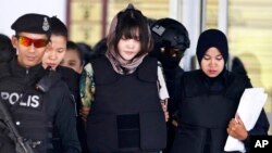 Đoàn Thị Hương (giữa) bị cảnh sát dẫn giải khi rời khỏi tòa án ở Shah Alam, Malaysia, hôm 5/4/2018. Bộ Ngoại giao Việt Nam nói sẽ làm hết sức để Hương được tự do.