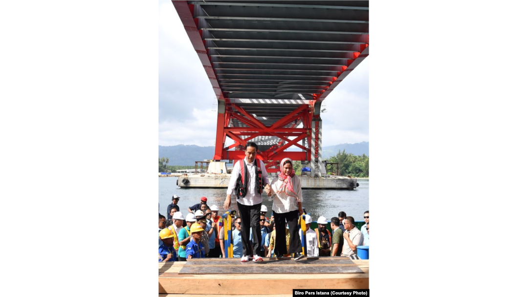 Presiden Joko Widodo dan Ibu Negara Iriana meninjau jembatan Holtekamp Jayapura, Kamis, 12 April 2018. (Foto: Biro Pers Istana)