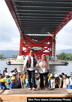 Presiden Joko Widodo dan Ibu Negara Iriana meninjau jembatan Holtekamp Jayapura, Kamis, 12 April 2018. (Foto: Biro Pers Istana)