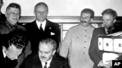 Фото 1939 року, радянський диктатор Сталін під час підписання пакту Молотова Ріббентропа