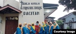 Rombongan PMII berkunjung di Gereja Katolik St. Fransiskus Xaverius Pacitan. (foto: courtesy)