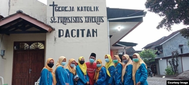 Rombongan PMII berkunjung di Gereja Katolik St. Fransiskus Xaverius Pacitan. (foto: courtesy)