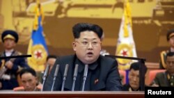朝鲜领导人金正恩今年4月26日在平壤一次朝鲜军队会议上讲话。