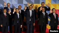 U.S. President Barack Obama (C) and other leaders of the 21-member Asia-Pacific Economic Cooperation (APEC) summit wave to the media after an official "family photo" in Manila, Nov. 19, 2015. 