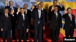 参与APEC峰会的各国领导人向记者们挥手致意（2015年9月19日）
