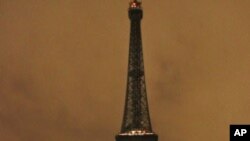ຫໍຄອຍ Eiffel Tower ທີ່ກຸງປາຣີ ປາດສະຈາກແສງສີ ເປັນເວລານຶ່ງຊົ່ວໂມງ ຕອນ Earth Hour ໃນຄືນວັນທີ 27 ມີນາ 2011