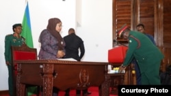 Rais wa Jamhuri ya Muungano wa Tanzania Samia Suluhu Hassan, akipokea taarifa ya Taasisi ya Kuzuia na Kupambana na Rushwa (TAKUKURU) ya mwaka 2019/2020 kutoka kwa Mkuu wa Taasisi hiyo Brigedia Jenerali John Mbungo Machi 28,2021 Ikulu Chamwino, Dodoma, Tanzania.