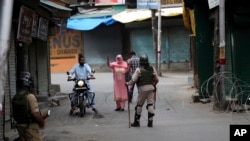 Suasana di sebuah pos penjagaan di Srinagar, daerah Kashmir yang dikuasai India, 30 Agustus 2019. (Foto: dok).