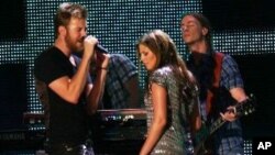 Lady Antebellum presenta una nueva canción.