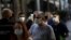 Vérification de la température des personnes qui entrent dans le centre commercial de la Nouvelle-Amérique à Rio de Janeiro, le 11 juin 2020. (REUTERS/Ricardo Moraes)