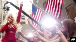 Nicki Minaj es constantemente criticada por sus canciones, que dan indicios sobre su posible bisexualidad.