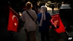 Raporda Türkiye, "özgür olmayan ülke" kategorisinde değerlendirilmeye devam ederken, 2023 Cumhurbaşkanlığı ve genel seçimlerinde eşit şartlarda rekabetin olmadığı vurgulandı.