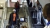 Des agents de santé contrôlent les passagers à l'arrivée avec un scanner thermique à l'aéroport international Blaise Diagne de Dakar, le 30 janvier 2020. (Seyllou / AFP)