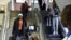 Des agents de santé contrôlent les passagers à l'arrivée avec un scanner thermique à l'aéroport international Blaise Diagne de Dakar, le 30 janvier 2020. (Seyllou / AFP)