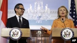 Menlu AS Hillary Rodham Clinton (kanan) dan Menlu Indonesia Marty Natalegawa dalam pertemuan Komisi Bersama Indonesia-AS di Departemen Luar Negeri Amerika (20/9).