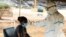 Vérification des températures lors du confinement national pour aider à freiner la propagation du coronavirus, dans un centre de dépistage à Harare, Zimbabwe, le 30 avril 2020.