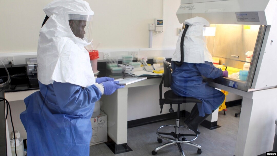 Doktor bekerja di laboratorium yang mengumpulkan virus Ebola milik Pusat Pengendalian Penyakit (CDC) di Entebhe.