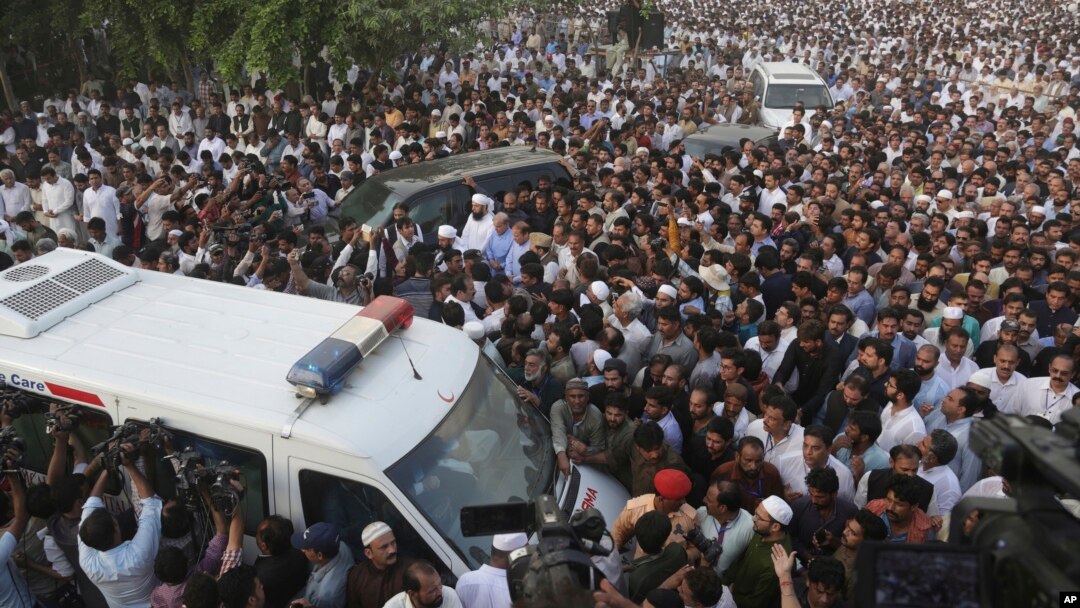 People attend funeral of Kulsoom Nawaz, wife of Pakistani jailed former minister of Pakistan Nawaz Sharif in Lahore, Pakistan, Sept. 14, 2018. 