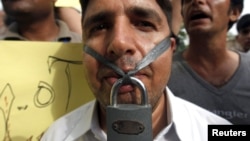 Un periodista protesta en contra de la censura de la prensa.