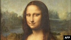 Bức tranh Mona Lisa có nụ cười lạ lùng của danh họa Leonardo da Vinci được treo tại viện bảo tàng Louvre ở Paris