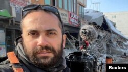 Журналист агентства Рейтер Иссам Абдалла на селфи фото во время работы в Марасе, Турция, 11 февраля 2023 г.