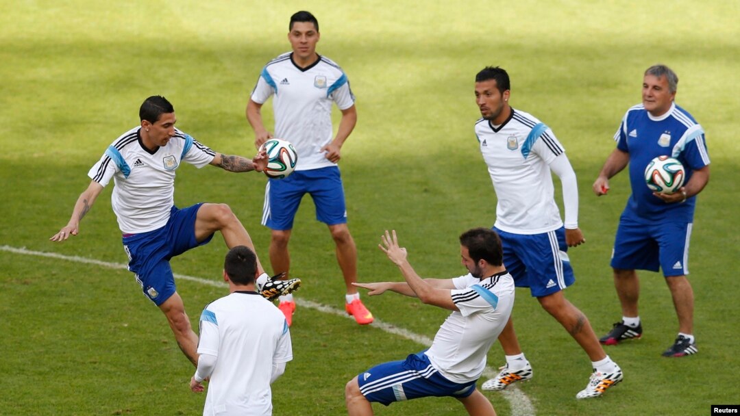 Timnas Argentina tengah berlatih di stadion Beira Rio, Porto Alegre (24/6). 