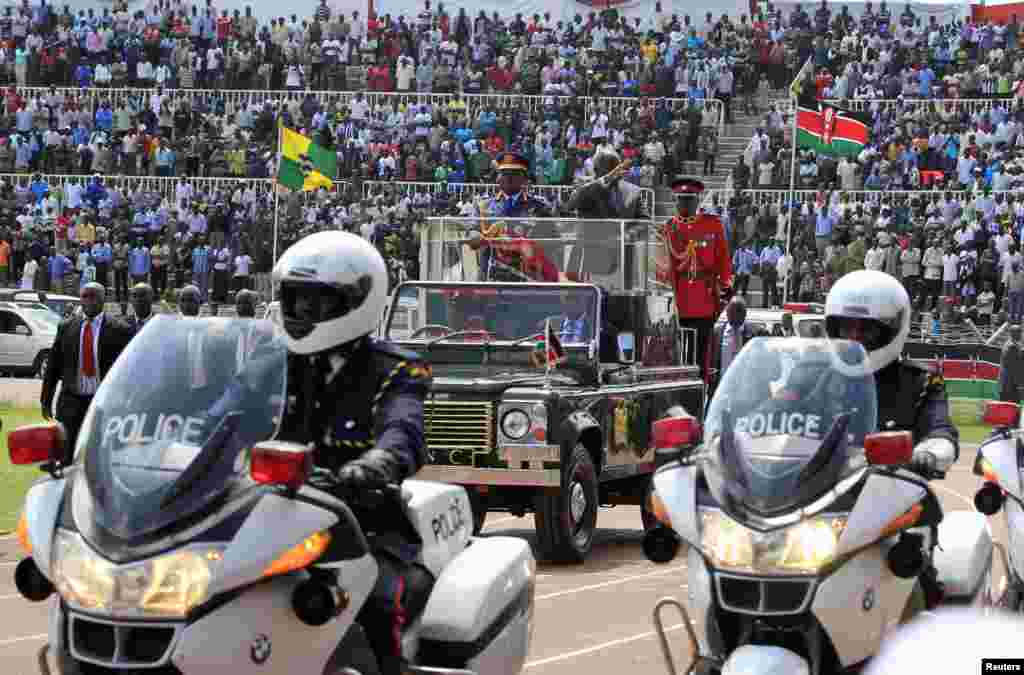 Rais Mwai Kibaki wa Kenya awasili katika sherehe za 49 za siku ya Jamhuri, sherehe za mwisho kabla ya kuacha madaraka