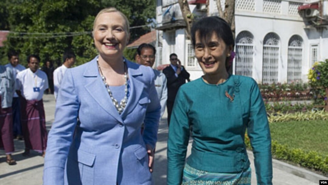 Menlu AS Hillary Clinton dan pemimpin pro-demokrasi Burma, Aung San Suu Kyi bertemu di kediaman Suu Kyi di Rangoon (2/12).