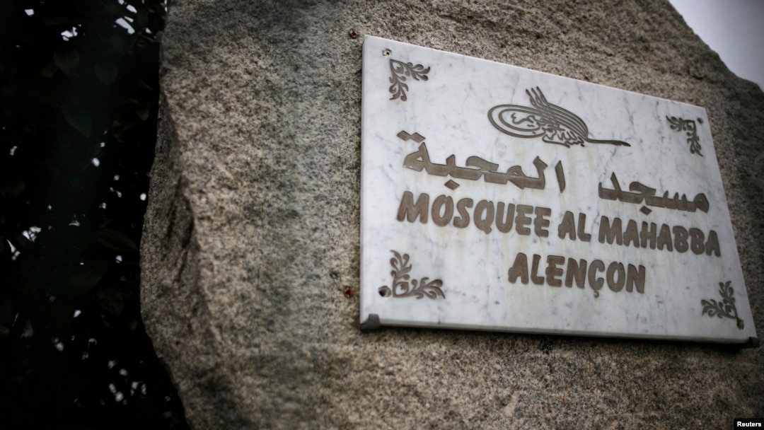 Papan nama Masjid Al-Mahabba di Alencon, Perancis (25/11). (Reuters/Stephane Mahe)