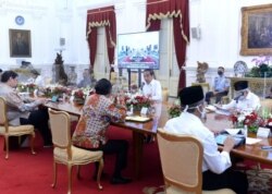 Presiden Jokowi beserta Menteri dalam rapat terbatas di Istana Merdeka Jakarta , Senin (3/8) (Setpres RI)