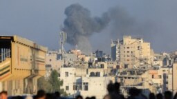 Una columna de humo se observa después de un ataque aéreo israelí en la Ciudad de Gaza el 7 de julio de 2024.