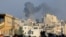 Una columna de humo se observa después de un ataque aéreo israelí en la Ciudad de Gaza el 7 de julio de 2024.