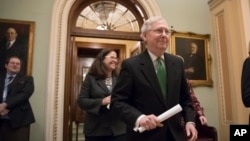 El anuncio del acuerdo lo hizo el líder de la mayoría republicana en el Senado, Mitch McConnell. El pacto contempla un incremento sustancial en los fondos para el Pentágono, los programas sociales federales, así como también un refuerzo al fondo para desastres y hasta una legislación crucial para aumentar el límite de endeudamiento del gobierno que evitaría la posibilidad de impago.