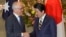 澳大利亚总理特恩布尔（左）在日本首相官邸与安倍首相握手
