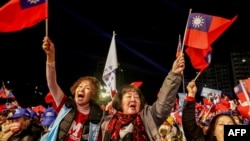 台灣基隆國民黨支持者在競選集會上揮舞舞台灣旗幟。(2024年1月4日)