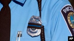 La policía investiga el origen de la llamada que hizo las amenazas y que provocó el caos en varias escuelas secundarias de Virginia.