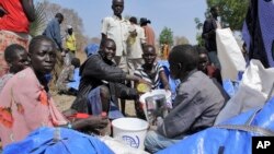 Para pengungsi di Sudan Selatan menerima bantuan dari Program Pangan Dunia/WFP (foto: dok).