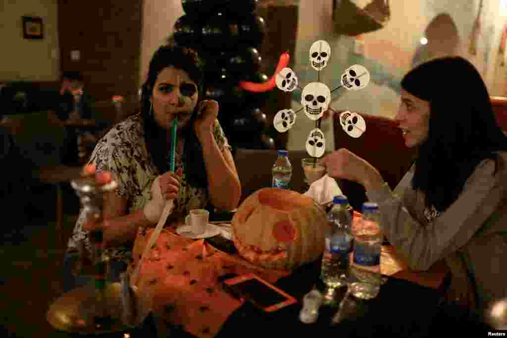 حقہ نوشی یا شیشہ پینا بدلتے وقت کے ساتھ ساتھ اسٹیٹس سمبل بھی بنتا جارہا ہے۔ اسی لیے نوجوان لڑکے ہی اس جانب راغب نہیں بلکہ لڑکیاں بھی حقہ پینے کو اپنی شان سمجھنے لگی ہیں۔&nbsp;