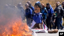 Una efigie del expresidente Evo Morales arde en una carretera en Vila Vila, Bolivia, para bloquear a los partidarios de Morales que marchan hacia la capital para protestar contra el gobierno del actual presidente Luis Arce el martes 17 de septiembre de 2024. 