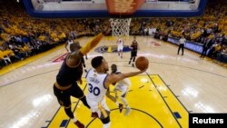 Stephen Curry de Golden State Warriors (30) en duel avec Lebron James (23) du Cleveland Cavaliers lors du 1er match de la finale de la NBA au stadium Oracle, à Oakland, CA, 12 juin 2017.