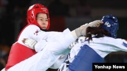 한국 여자 태권도의 오혜리가 19일 태권도 여자 67㎏급 결승전에서 하비 니아레(프랑스)를 상대로 발차기 공격을 하고 있다. 