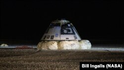 Pesawat ruang angkasa Boeing CST-100 Starliner terlihat setelah mendarat di White Sands, New Mexico, Minggu, 22 Desember 2019. (Foto: NASA/Bill Ingals)