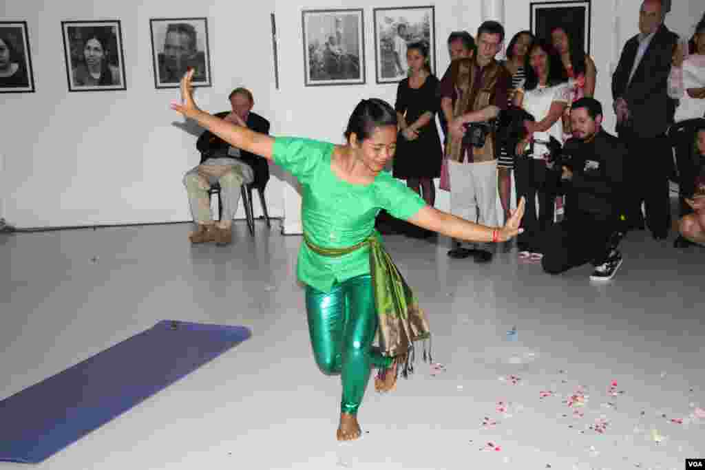 Circus artist Phounam Pin performs at a Washington, DC fundraiser and silent auction organized by Caring for Cambodia, a non-profit to help support 21 impoverished schools in Cambodia&#39;s Siem Reap province, May 4, 2017. (VOA Khmer)