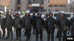 FILE - Egyptian riot police guard Egyptian Administrative Court in Giza, Egypt, Jan 16, 2017. (Photo: Hamada Elrasam for VOA)
