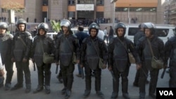 Egyptian riot police guard the Egyptian Administrative Court in Giza, Egypt, Jan 16, 2017. (Photo: Hamada Elrasam for VOA)