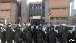 La police anti-émeute égyptienne surveille le tribunal administratif égyptien à Giza, en Égypte, le 16 janvier 2017. (VOA/Elrasam)