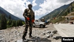 Seorang anggota Pasukan Polisi Cadangan Pusat India (CRPF) berjaga di pos pemeriksaan di Gagangeer, jalan raya menuju ke Ladakh, di distrik Ganderbal Kashmir, 2 September 2020. (Foto: dok).