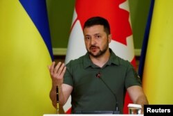 Presiden Ukraina Volodymyr Zelenskiy berbicara dalam konferensi pers bersama Perdana Menteri Kanada Justin Trudeau (tidak tampak di foto) di Kyiv, Ukraina, Sabtu, 10 Juni 2023. (Foto: Valentyn Ogirenko/Reuters)